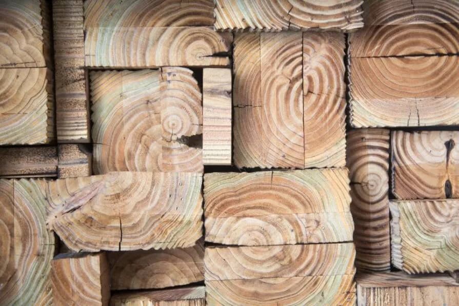 Gdzie wyrzucić drewno impregnowane? Bezpieczne metody utylizacji