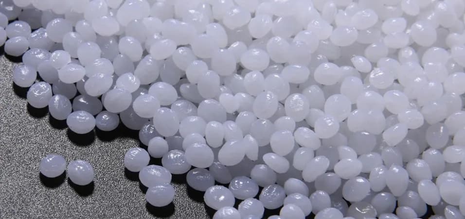 Ceny granulatu plastikowego z recyklingu – oszczędzaj na materiałach